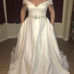 David's Bridal Off-Shoulder Ivory  Wedding Dress with pockets. NWT